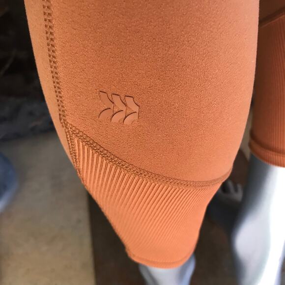 All in Motion Burnt Orange Soft Leggings with Side Pockets Women’s Size M - Picture 6 of 9
